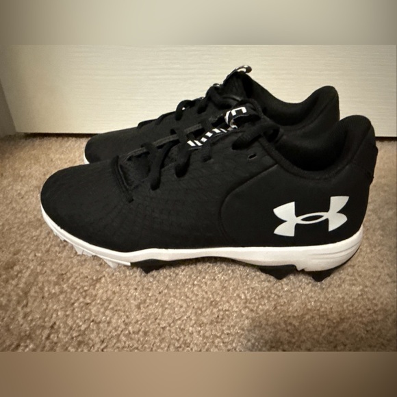 Under Armour Womens Black Softball Cleats New Size 6 - Picture 1 of 7